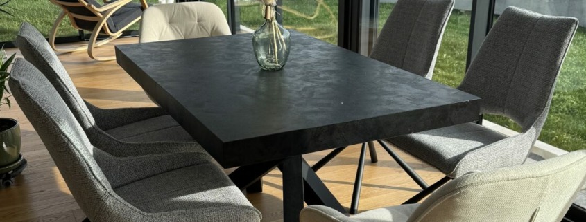 Article 156 : Table et chaise à Charlieu : venez voir Claudine chez Aliméo